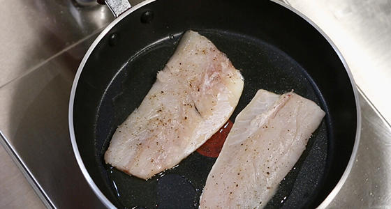 香煎海鱸魚配時蔬佐番茄莎莎的做法 步骤6
