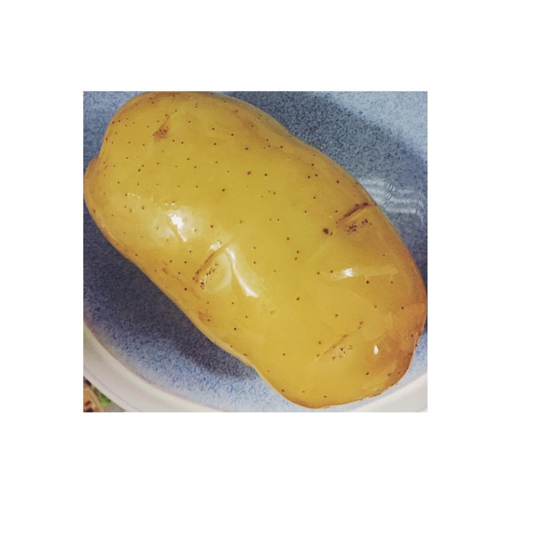 微波爐版烤土豆 【jacket potato】【英國美食】的做法 步骤1