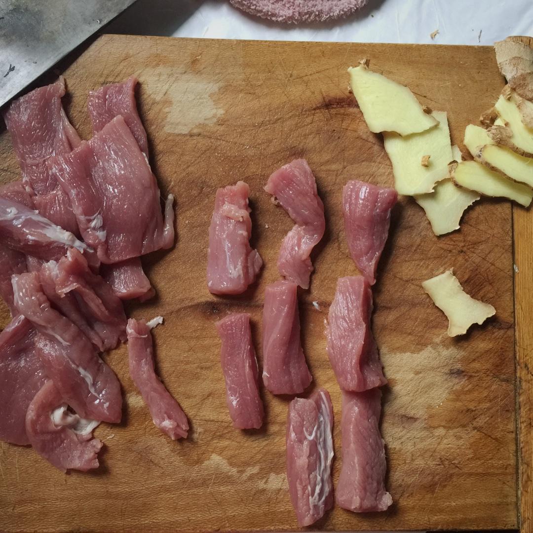 電飯煲燜豬肉乾的做法 步骤2
