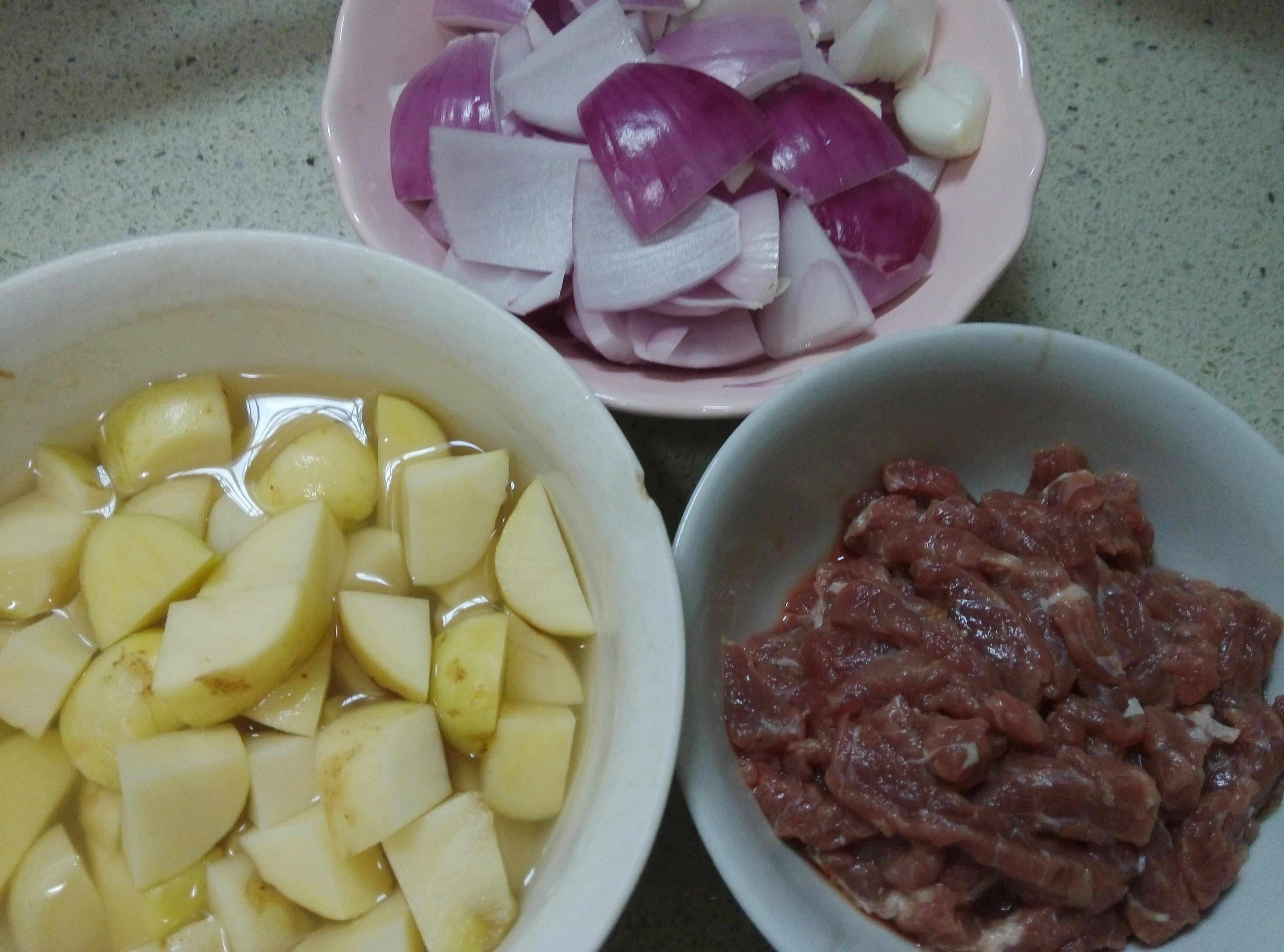 黑椒牛柳土豆燜飯的做法 步骤1