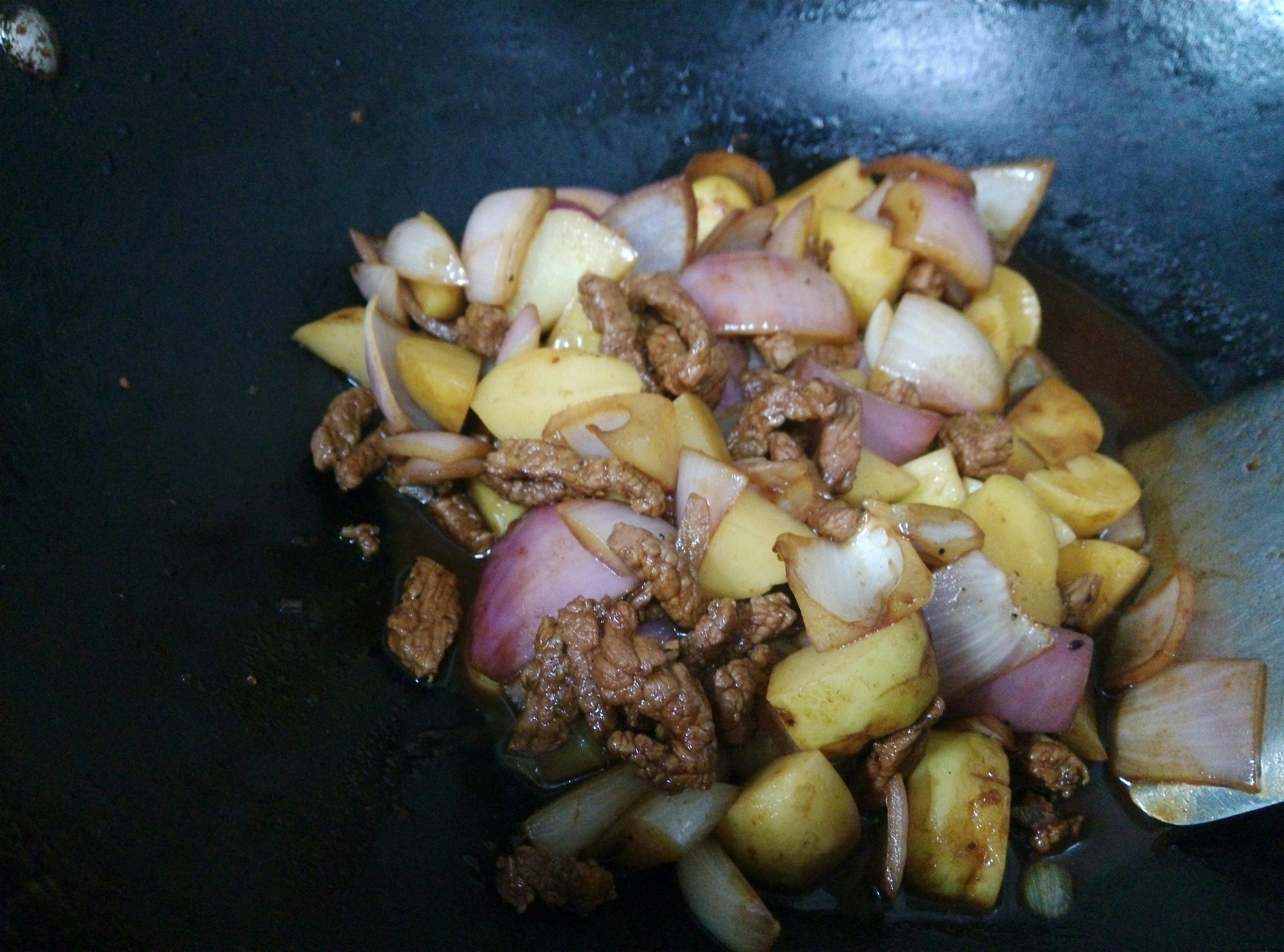 黑椒牛柳土豆燜飯的做法 步骤3