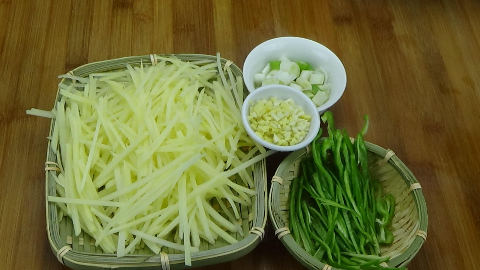 青椒土豆絲 懶廚家常小炒的做法 步骤2