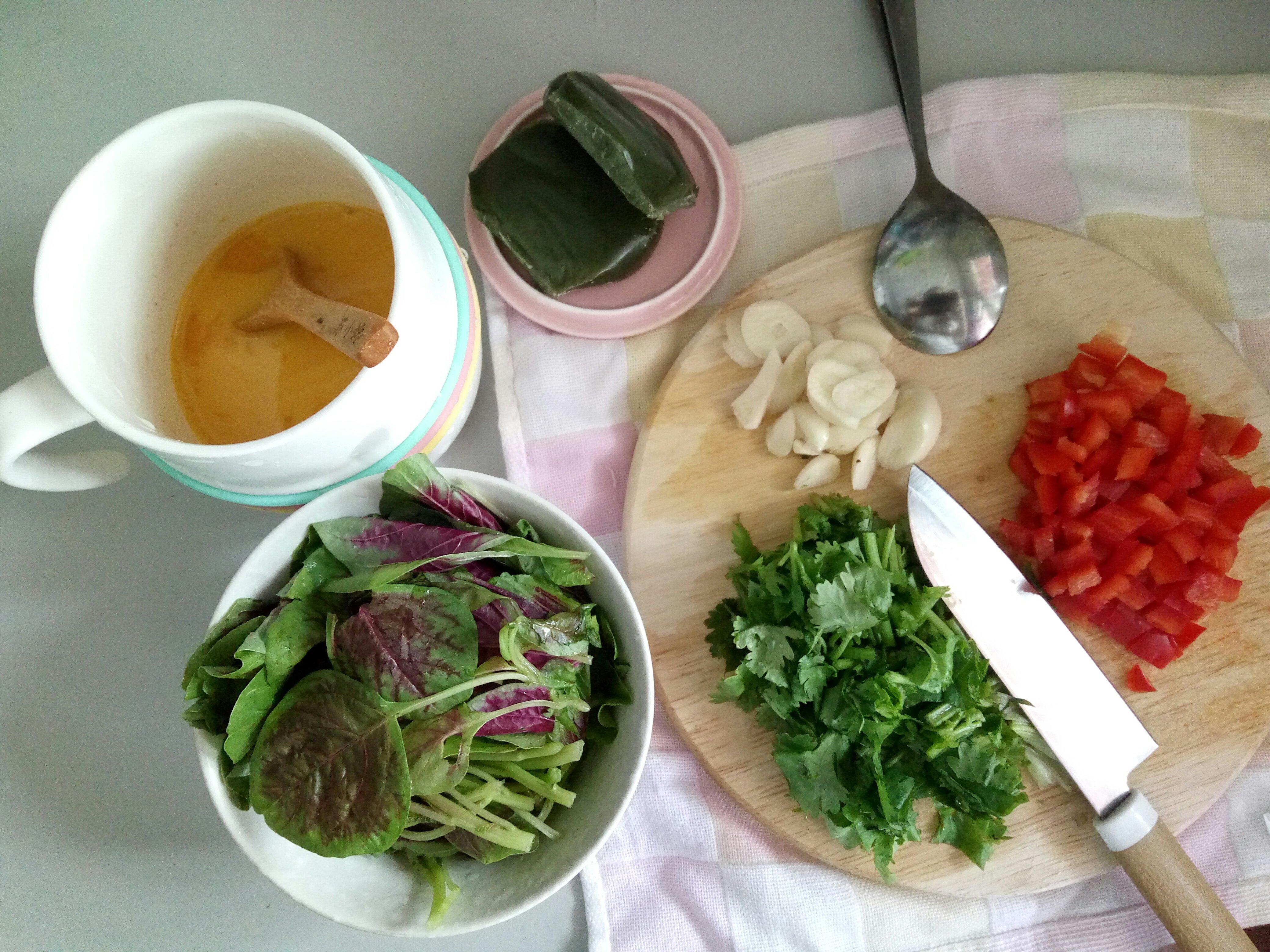 一人食之蒜紅莧菜、紅椒炒蛋、煎艾草餈粑、水果沙拉的做法 步骤1