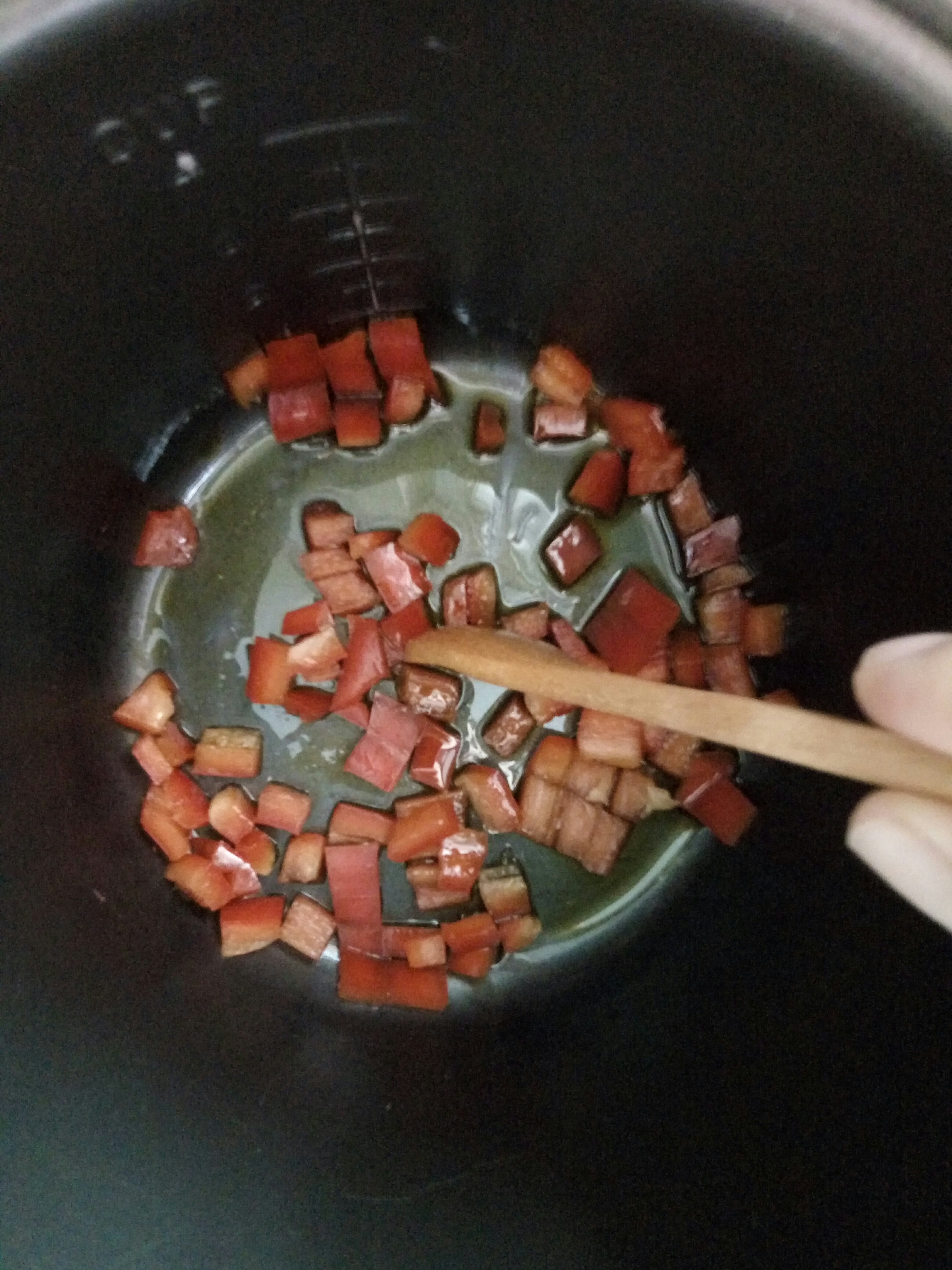 一人食之蒜紅莧菜、紅椒炒蛋、煎艾草餈粑、水果沙拉的做法 步骤4