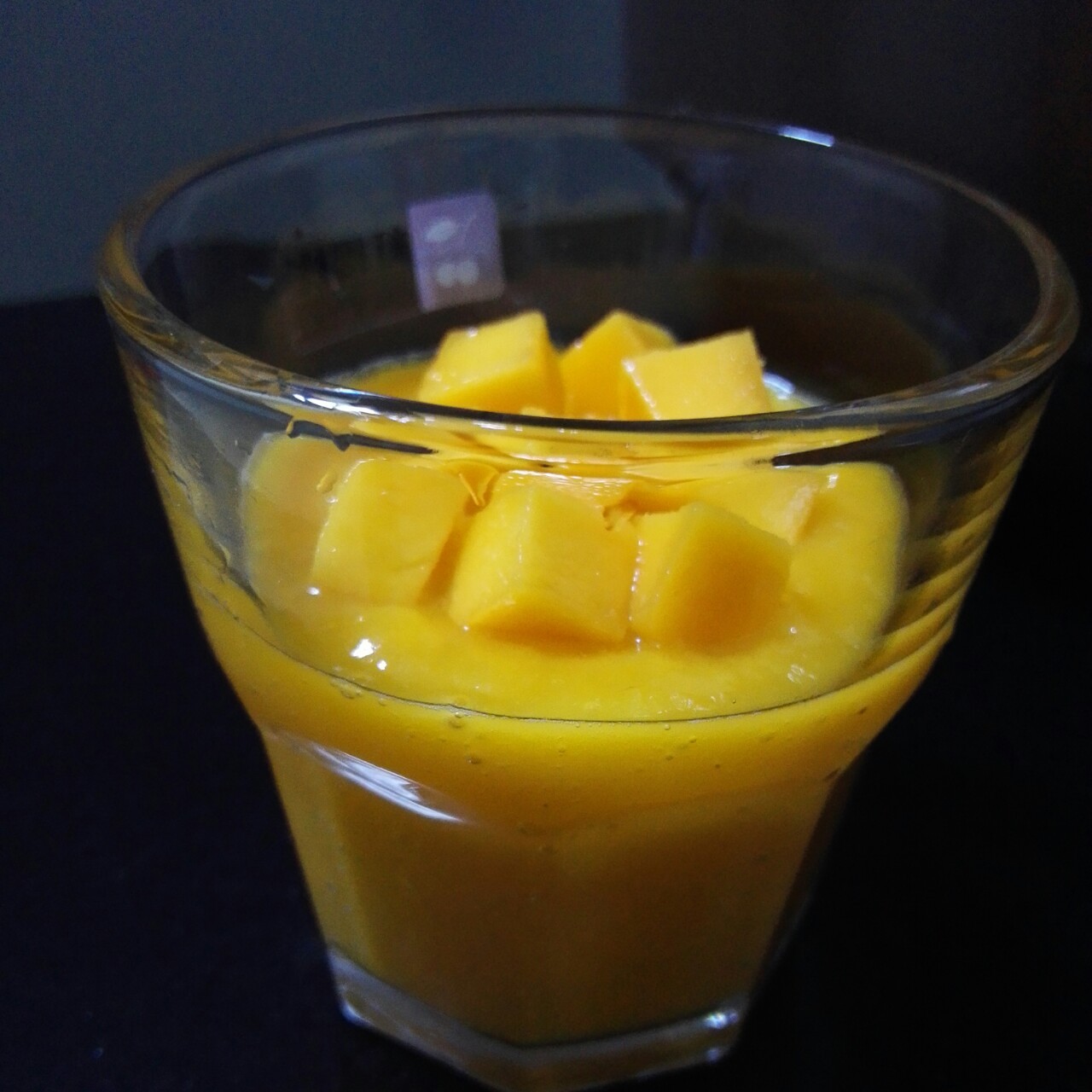 鮮榨芒果汁的做法 步骤1