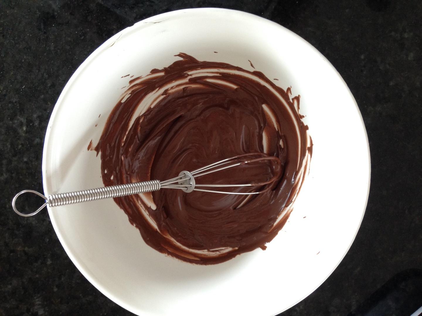 2種材料就能完成的巧克力蛋糕的做法 步骤2