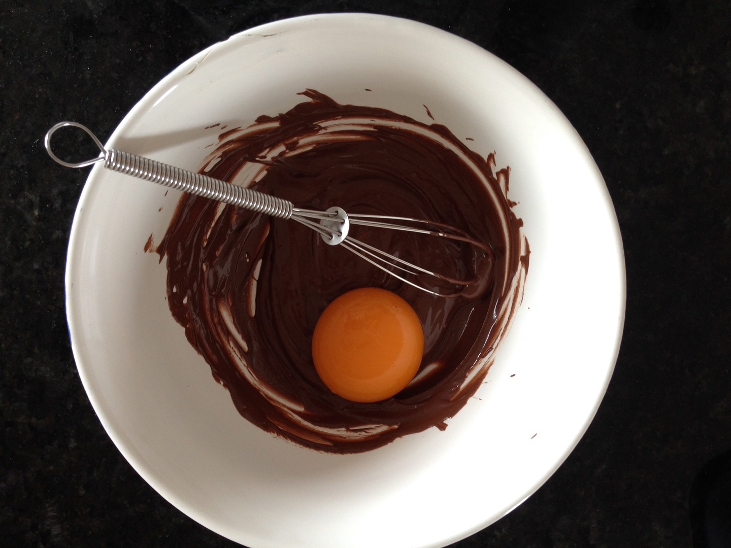 2種材料就能完成的巧克力蛋糕的做法 步骤3