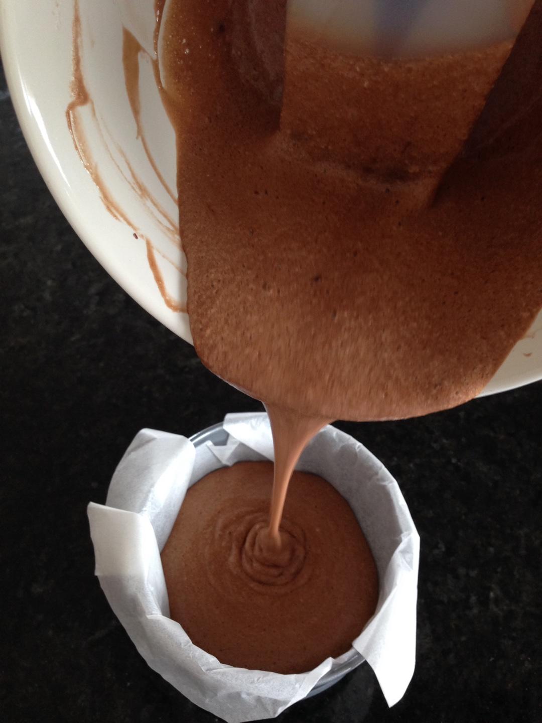 2種材料就能完成的巧克力蛋糕的做法 步骤6
