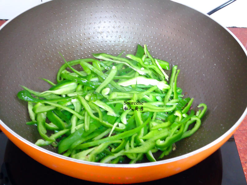 洋蔥青椒燜豆腐的做法 步骤4