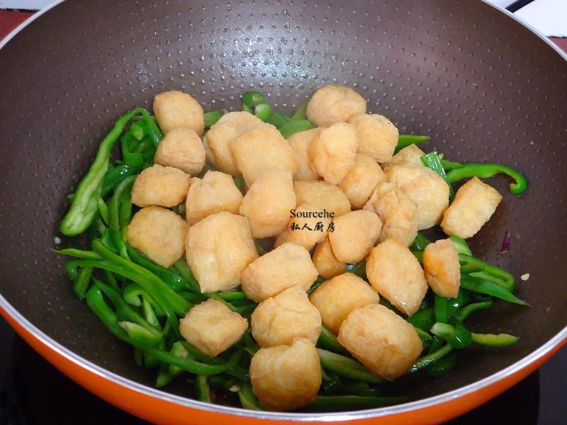 洋蔥青椒燜豆腐的做法 步骤5