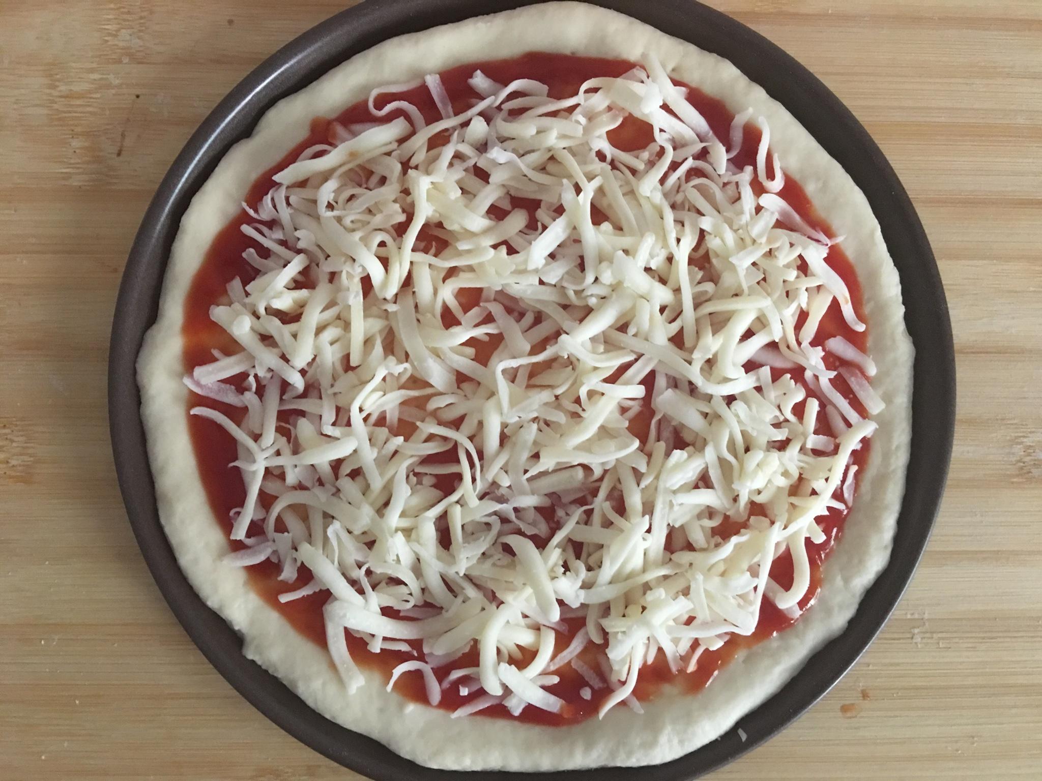 薩拉米披薩--簡單的食材一樣好吃的做法 步骤6