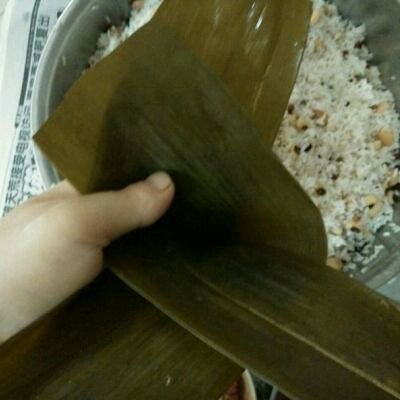 廣式粽子的包法的做法 步骤4