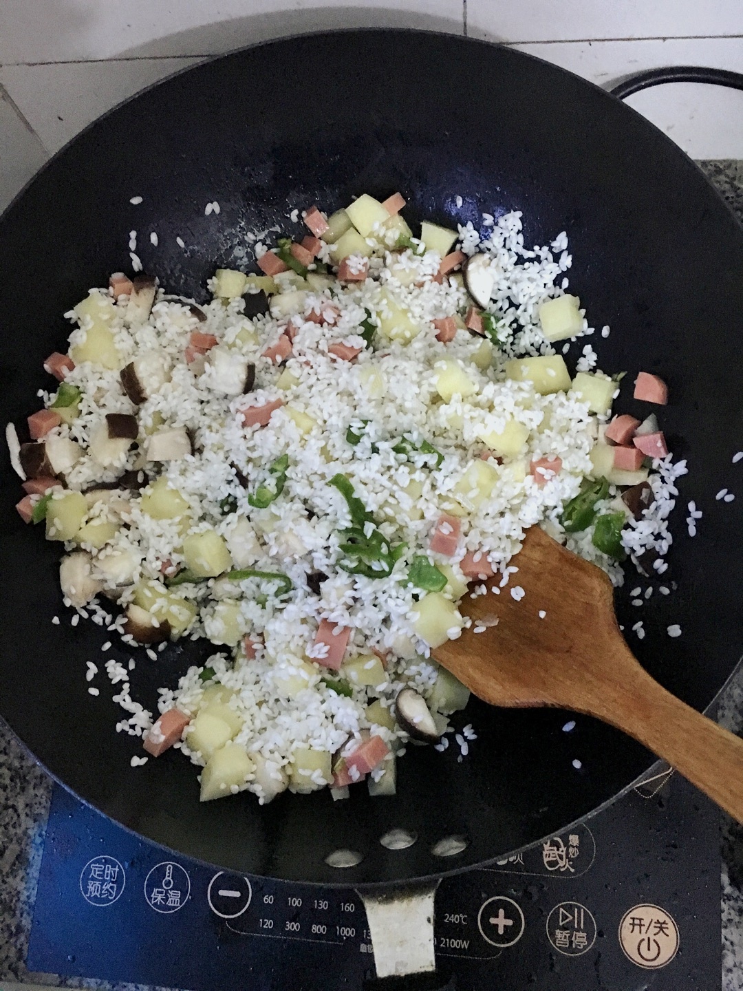 香腸土豆燜飯的做法 步骤2