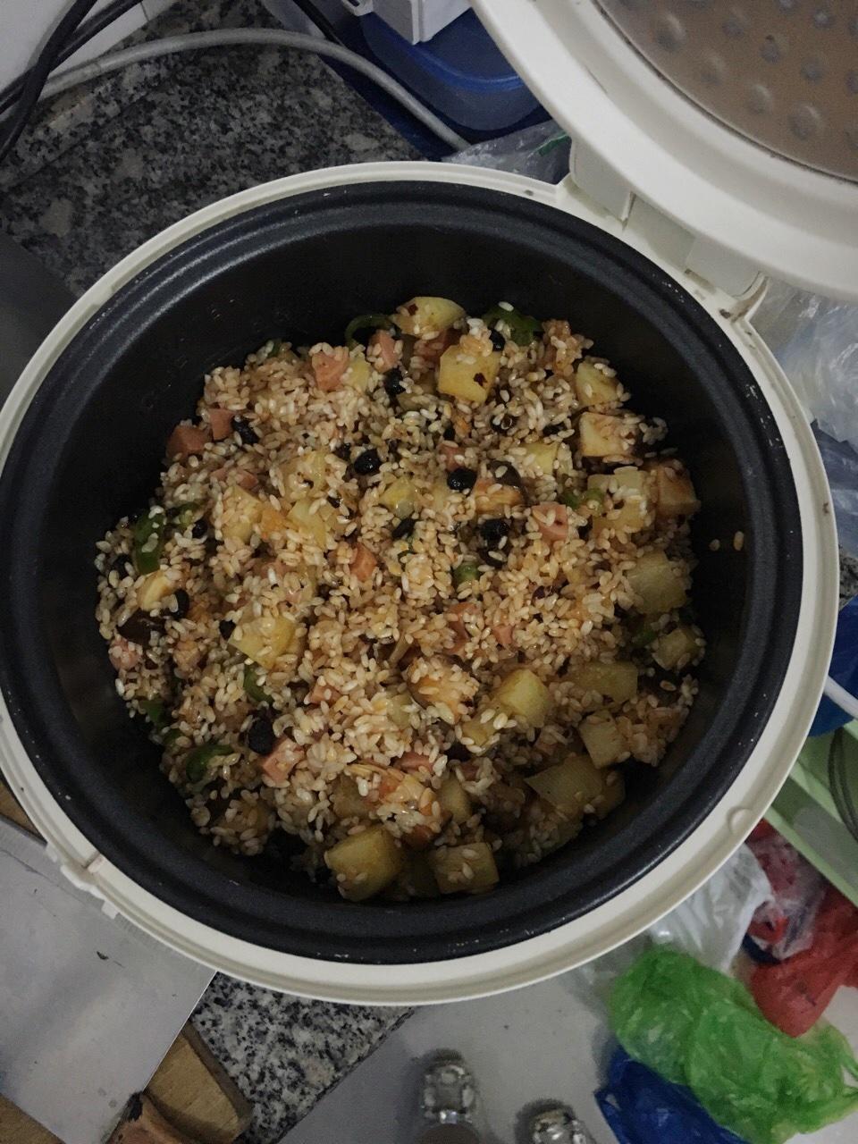 香腸土豆燜飯的做法 步骤3