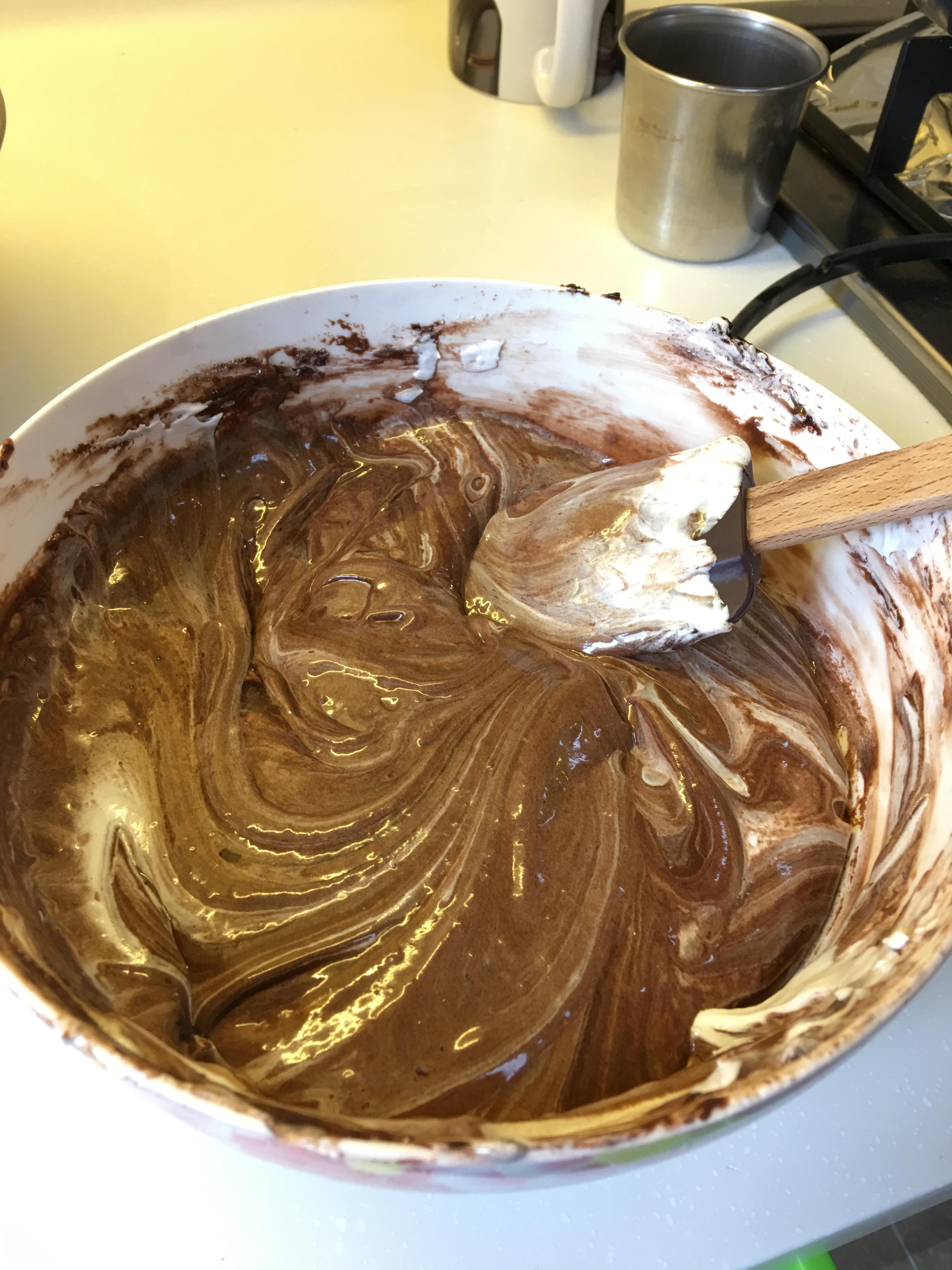 濃醇巧克力戚風蛋糕的做法 步骤9