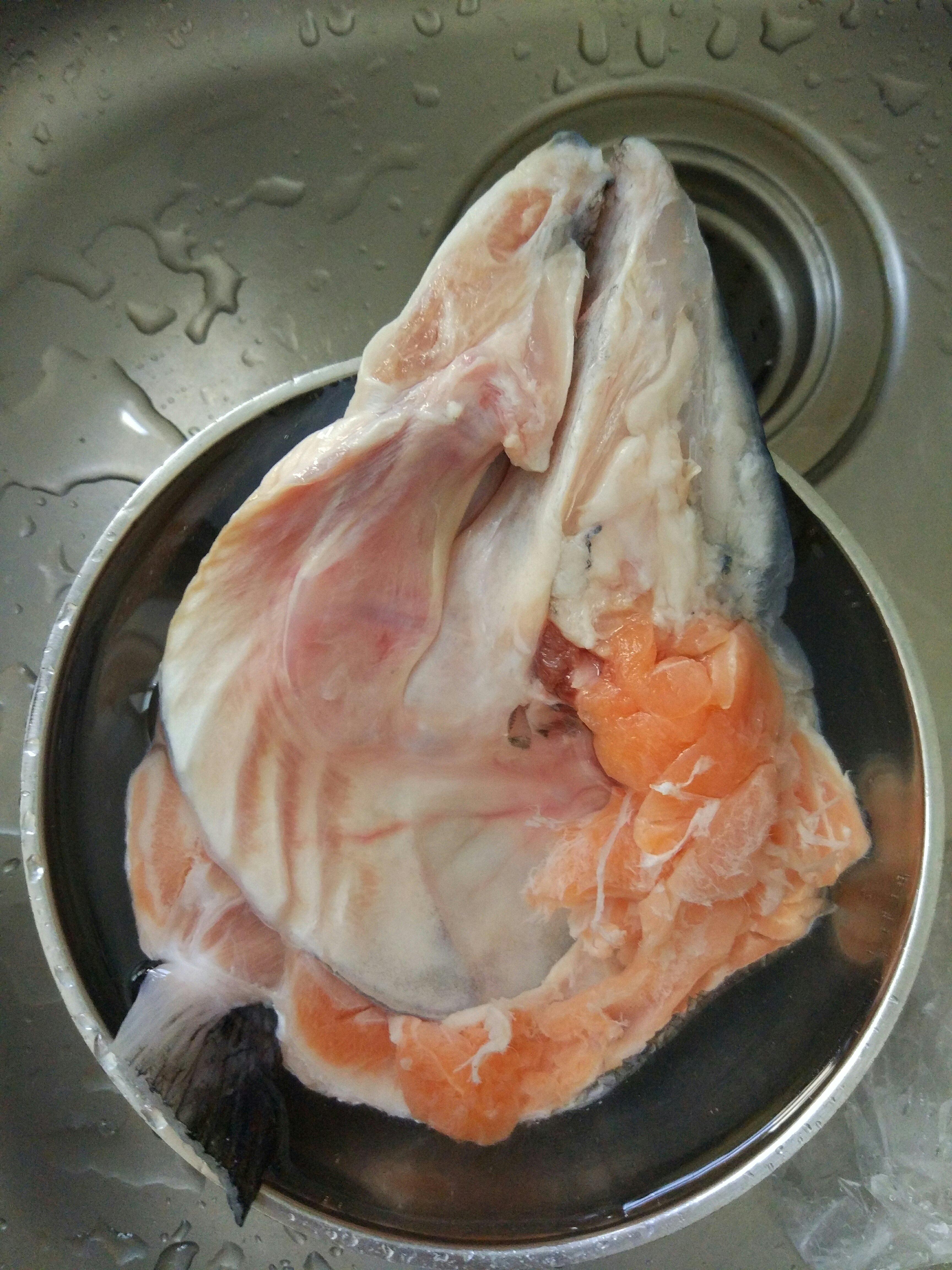 寶寶輔食～三文魚湯的做法 步骤1
