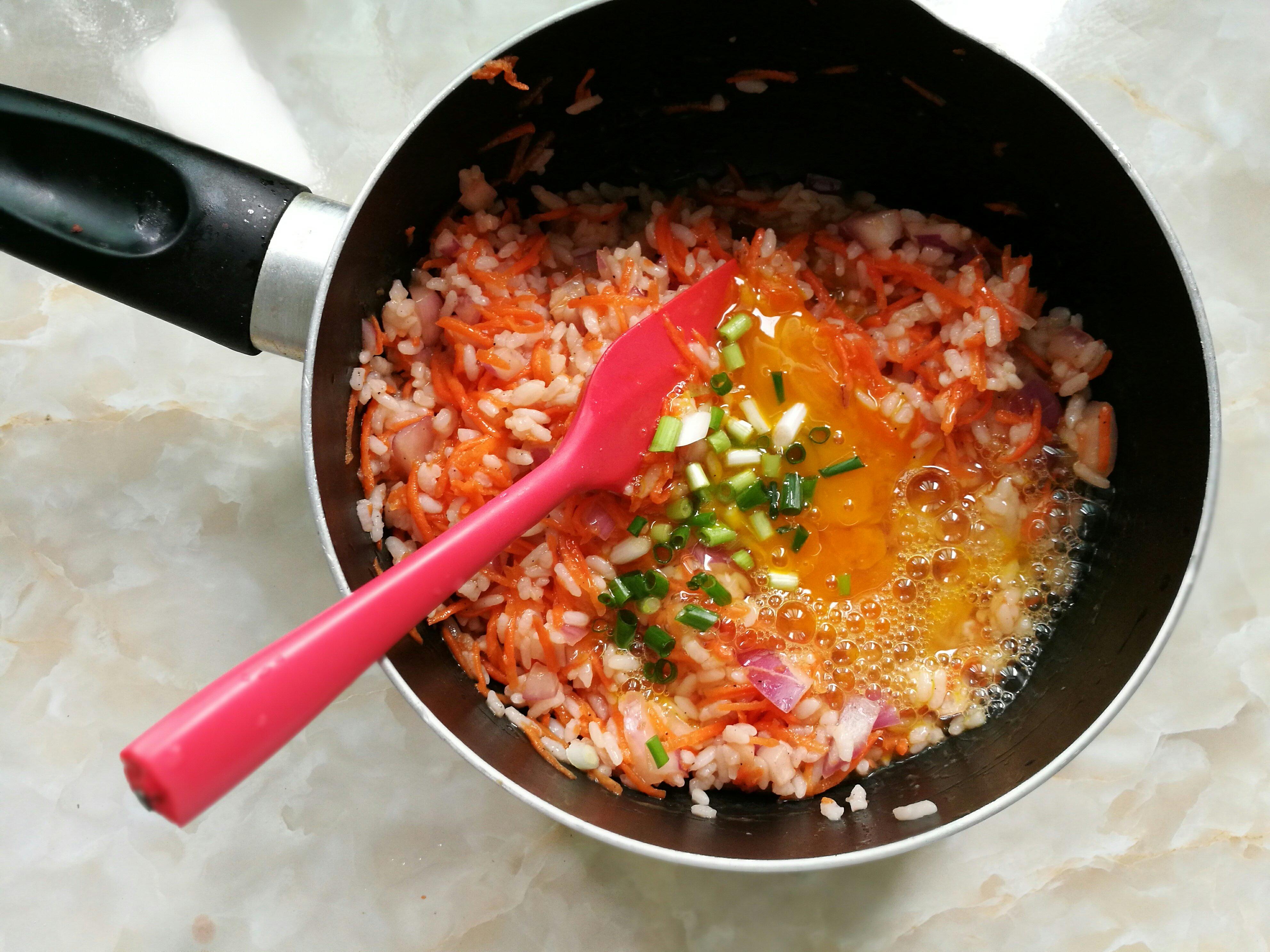 米飯蔬菜蛋餅的做法 步骤4