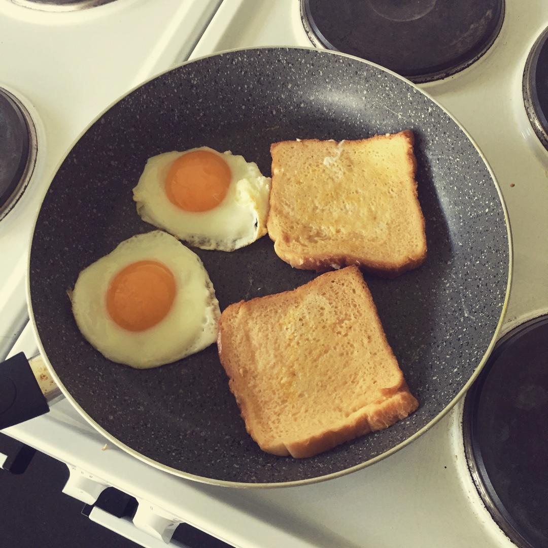 【蛋液黃油土司】溏心蛋芝士火腿三明治的做法 步骤2
