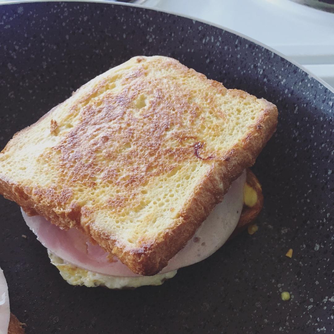 【蛋液黃油土司】溏心蛋芝士火腿三明治的做法 步骤4