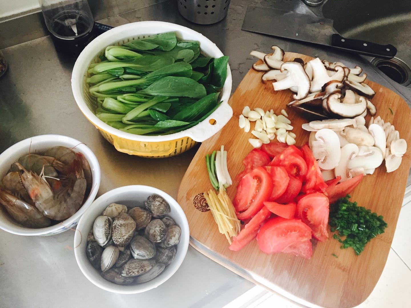 海鮮蘑菇面－阿Q私家小廚的做法 步骤1