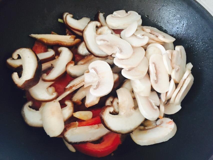 海鮮蘑菇面－阿Q私家小廚的做法 步骤4