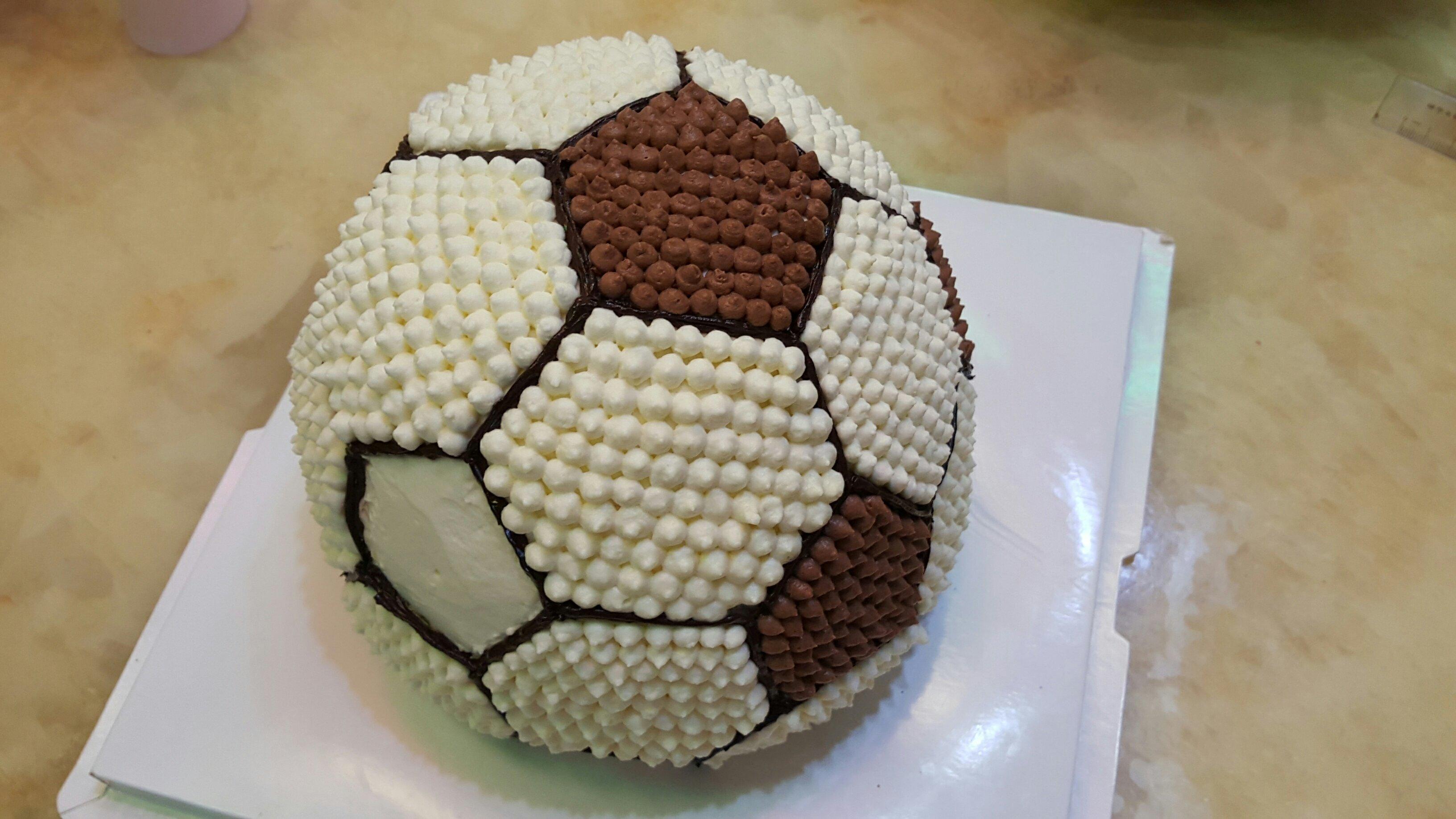 足球生日蛋糕的做法 步骤5
