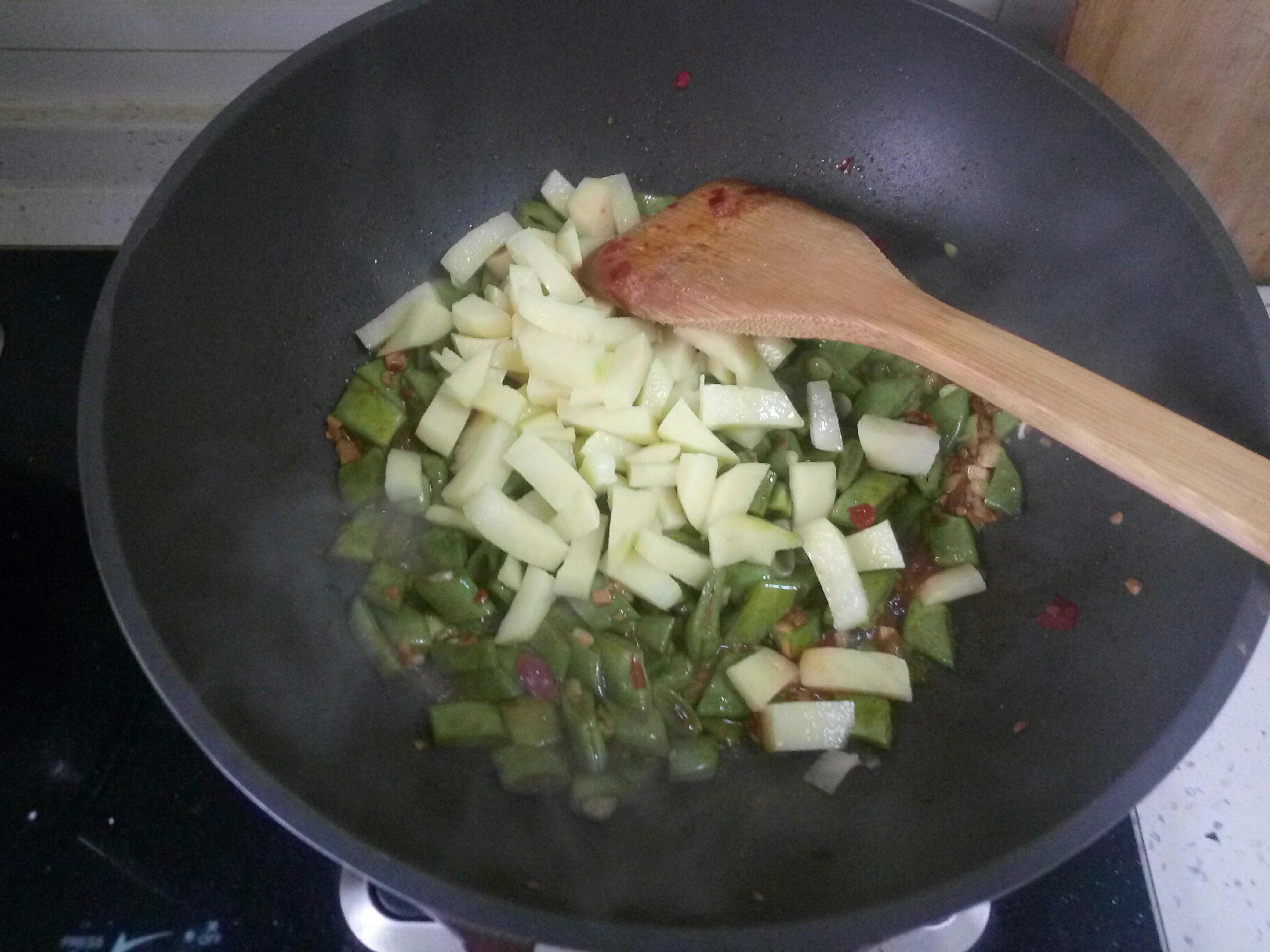 番茄土豆豆角臘肉燜飯（適用各種燜飯）的做法 步骤5