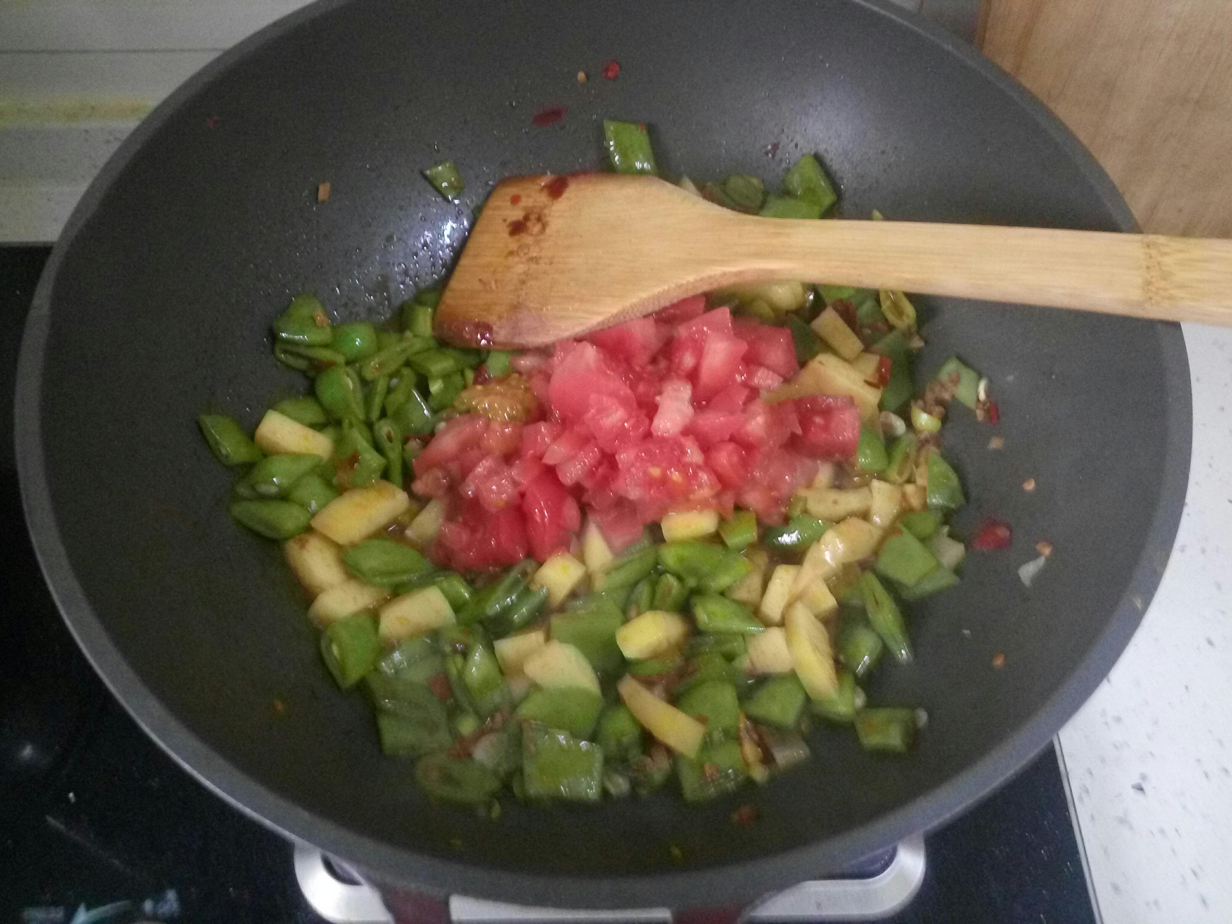 番茄土豆豆角臘肉燜飯（適用各種燜飯）的做法 步骤6