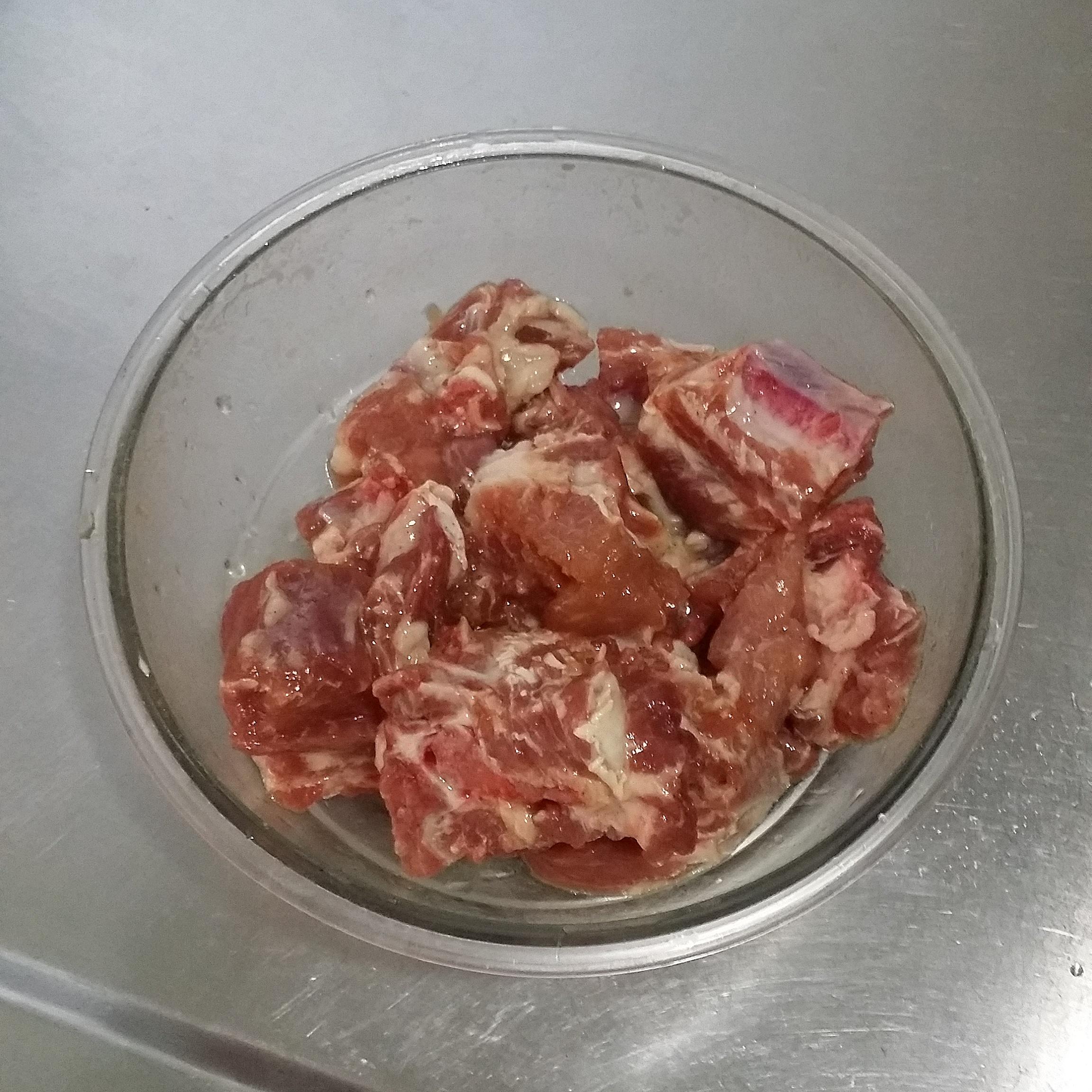 肉嫩味美—榨菜蒸排骨的做法 步骤1
