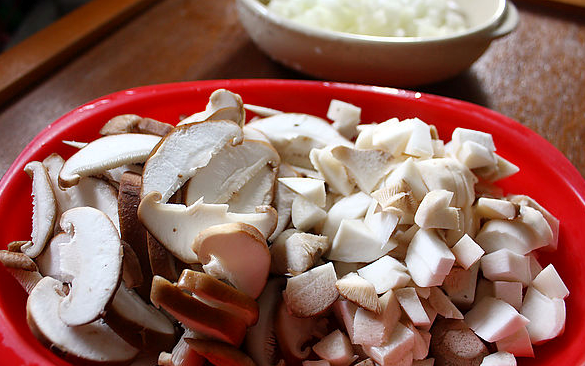 鮮菇奶油燉飯的做法 步骤1