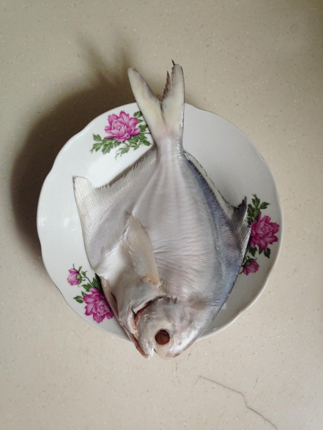 煎鯧魚的做法 步骤1