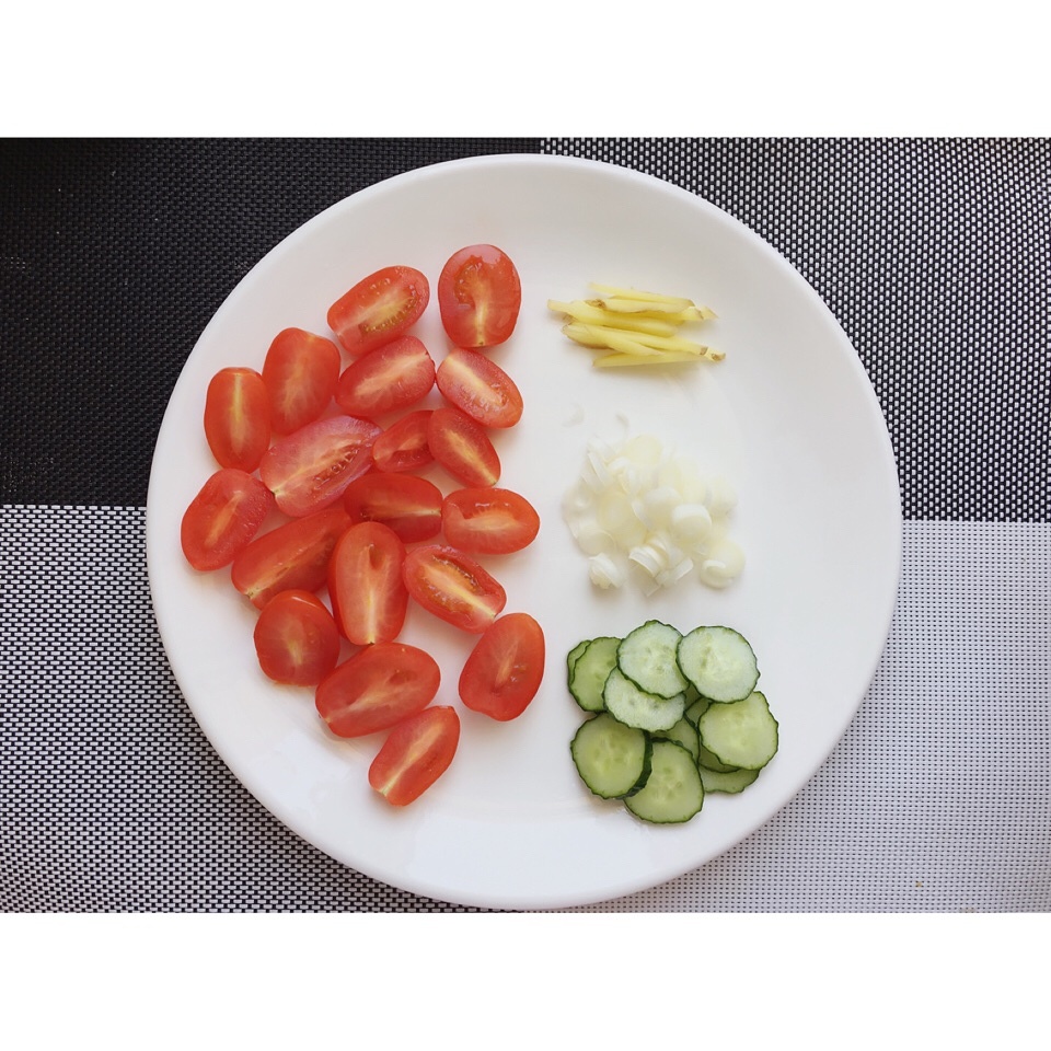小清新番茄黃瓜面（簡約版）的做法 步骤1