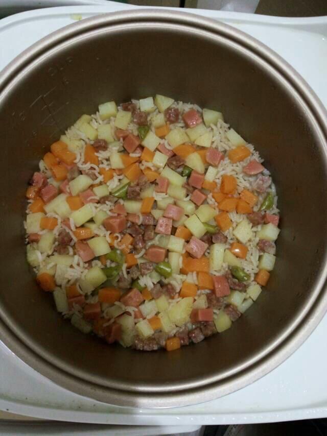 土豆胡蘿蔔燜飯的做法 步骤2