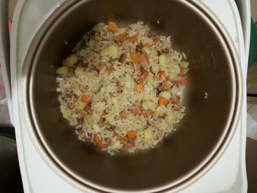 土豆胡蘿蔔燜飯的做法 步骤4