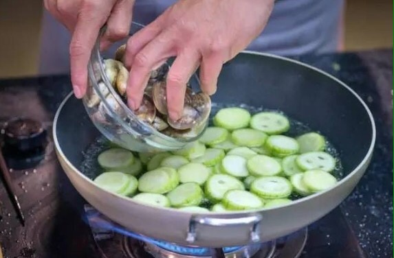 辣味蛤蜊絲瓜面的做法 步骤6