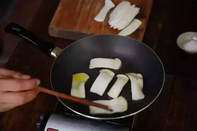 幹煎杏鮑菇的做法 步骤2