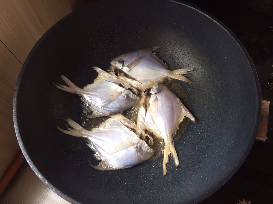 煎焗鯧魚的做法 步骤2