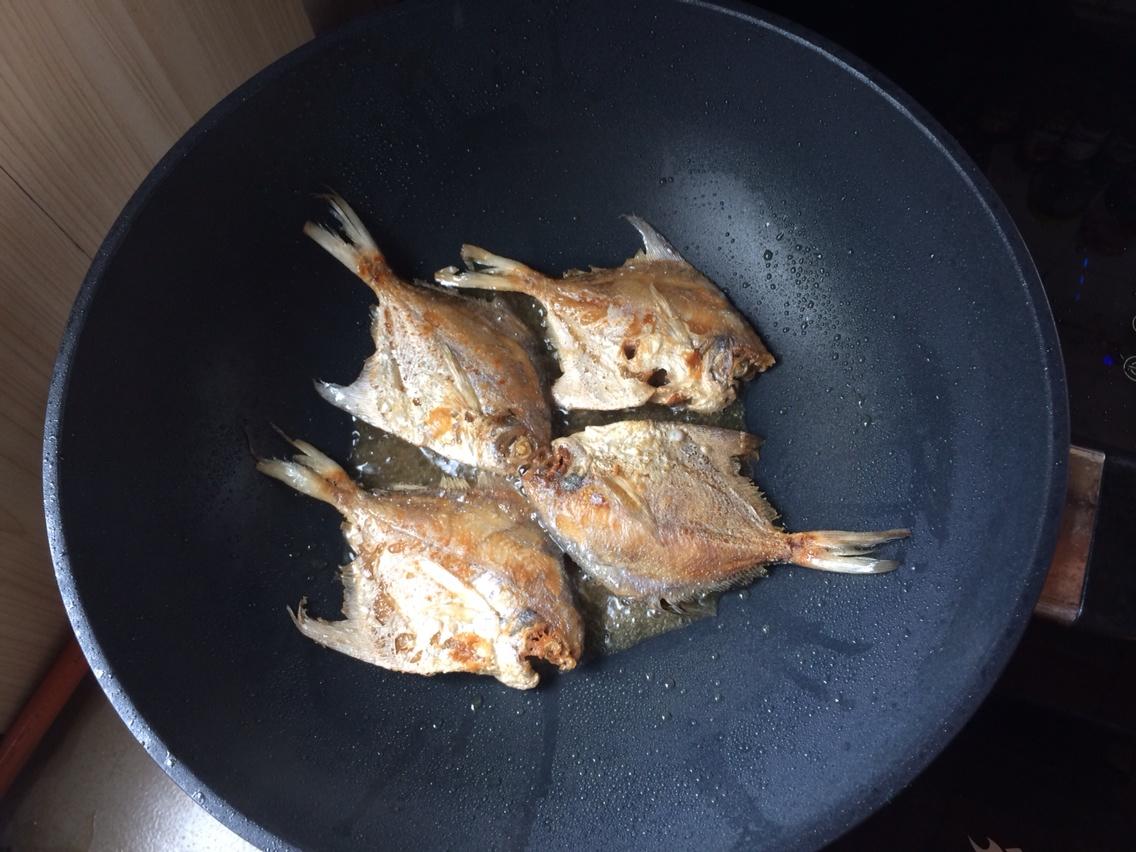 煎焗鯧魚的做法 步骤3