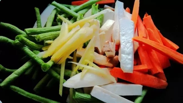 幹香少油快手菜丨乾煸雜蔬&茶水小米粥 · 圓滿素食的做法 步骤1