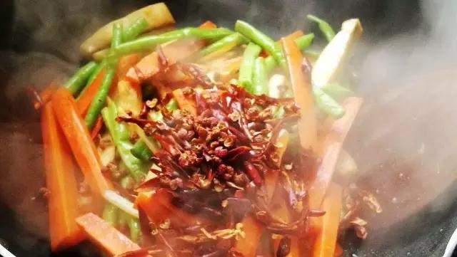 幹香少油快手菜丨乾煸雜蔬&茶水小米粥 · 圓滿素食的做法 步骤3