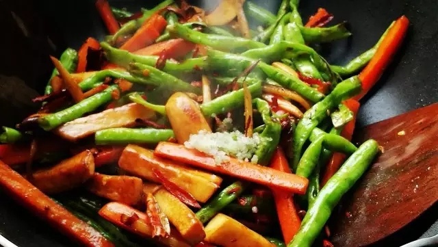 幹香少油快手菜丨乾煸雜蔬&茶水小米粥 · 圓滿素食的做法 步骤4