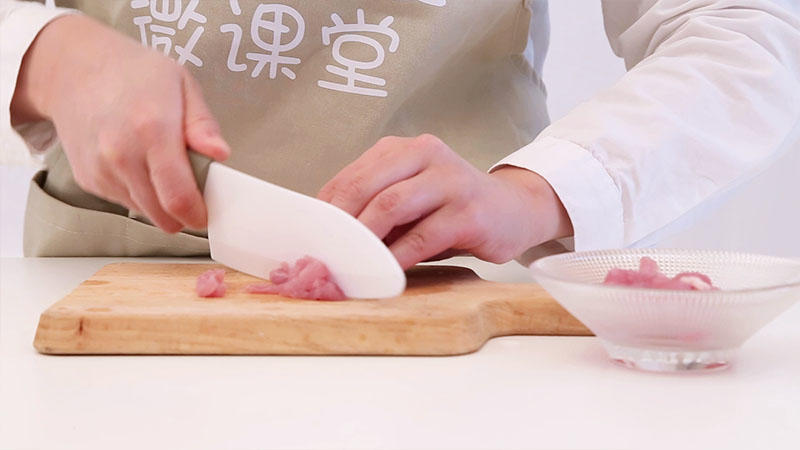 寶寶輔食微課堂 圓白菜炒饅頭的做法 步骤3