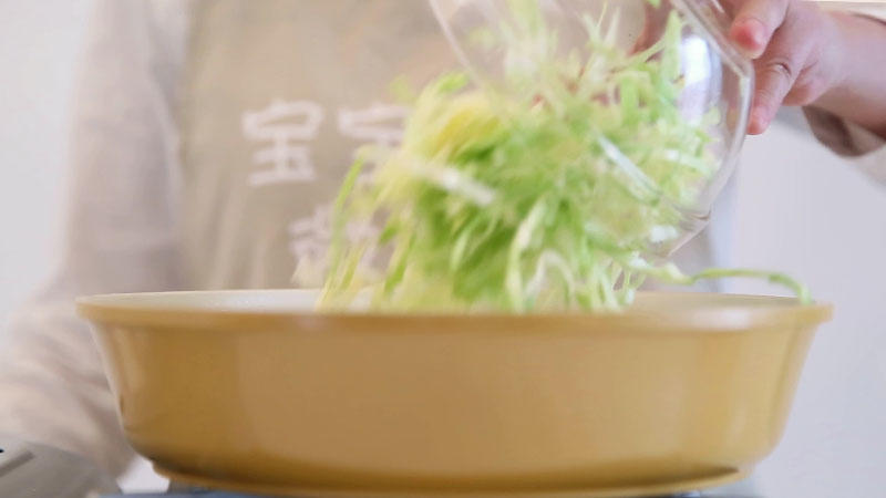 寶寶輔食微課堂 圓白菜炒饅頭的做法 步骤9