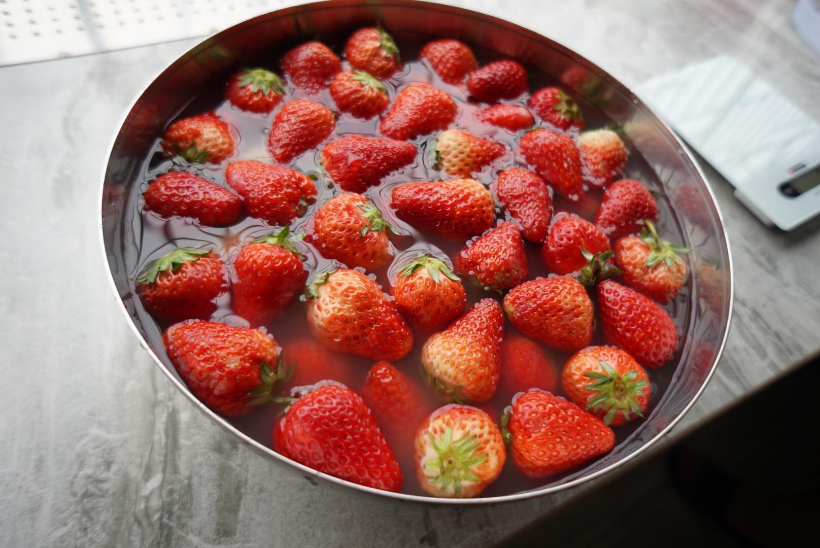 手工草莓醬的做法 步骤1