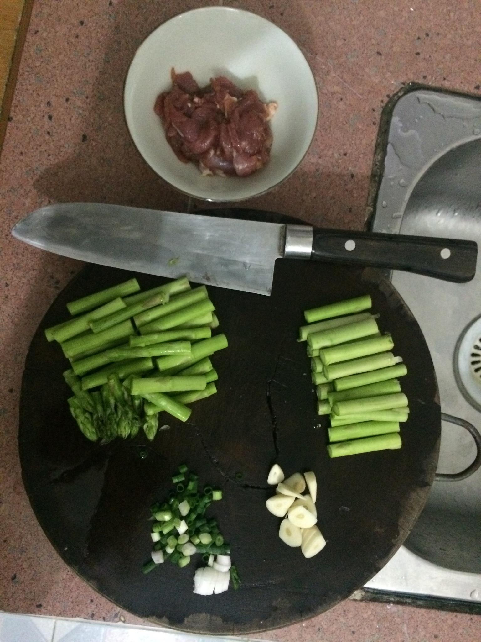 簡單粗暴的蘆筍炒肉煎蛋飯的做法 步骤1