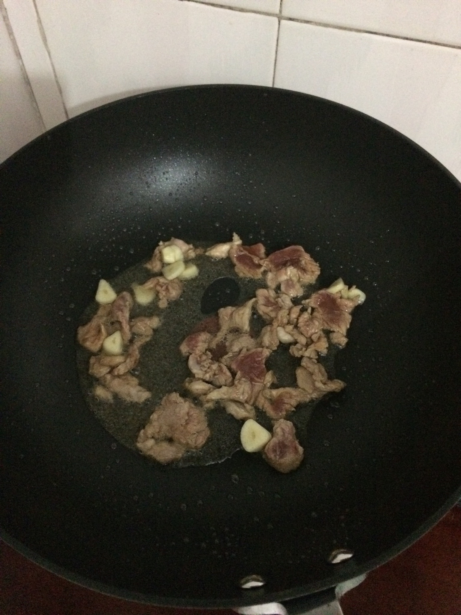 簡單粗暴的蘆筍炒肉煎蛋飯的做法 步骤2