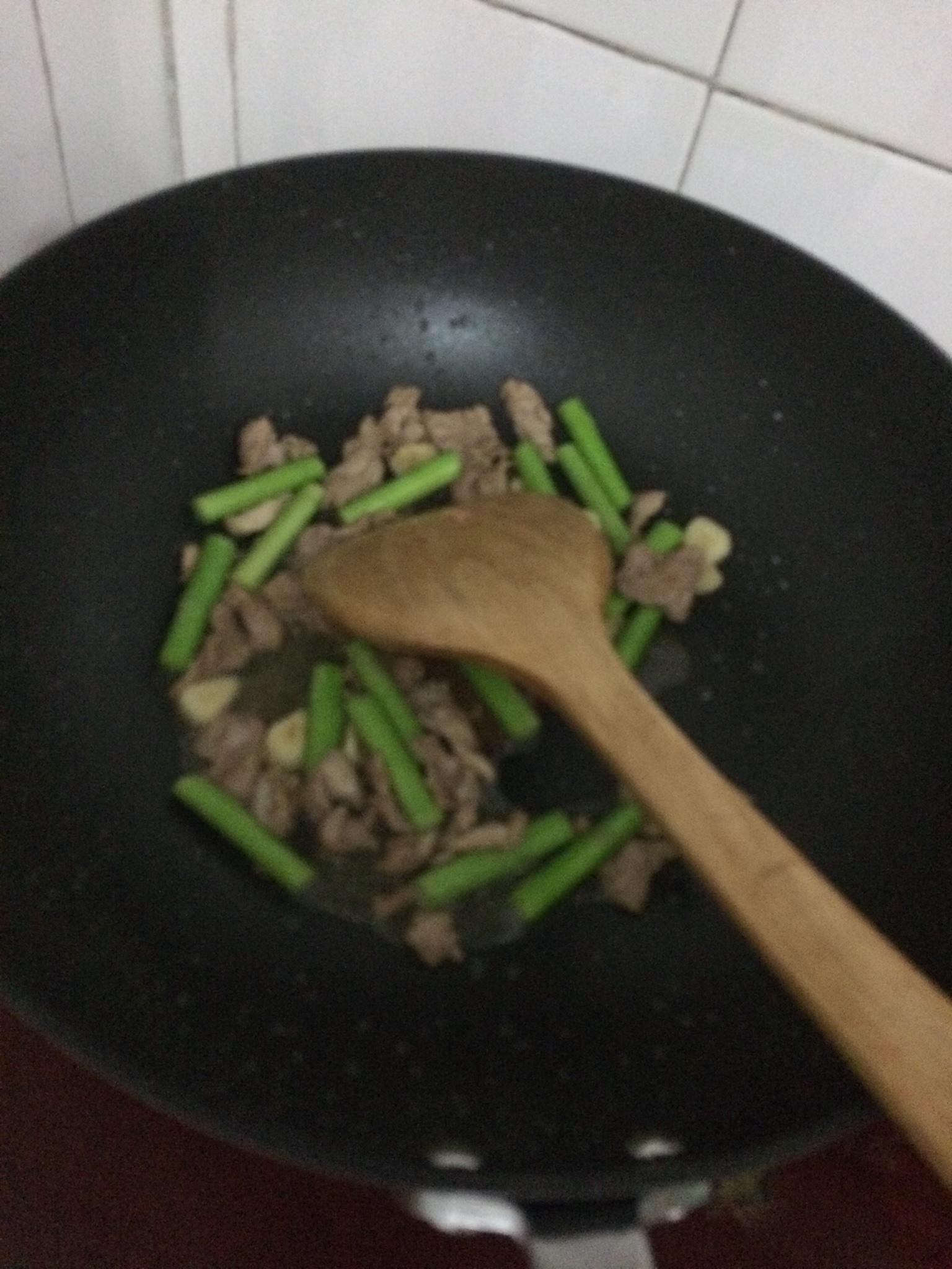 簡單粗暴的蘆筍炒肉煎蛋飯的做法 步骤3