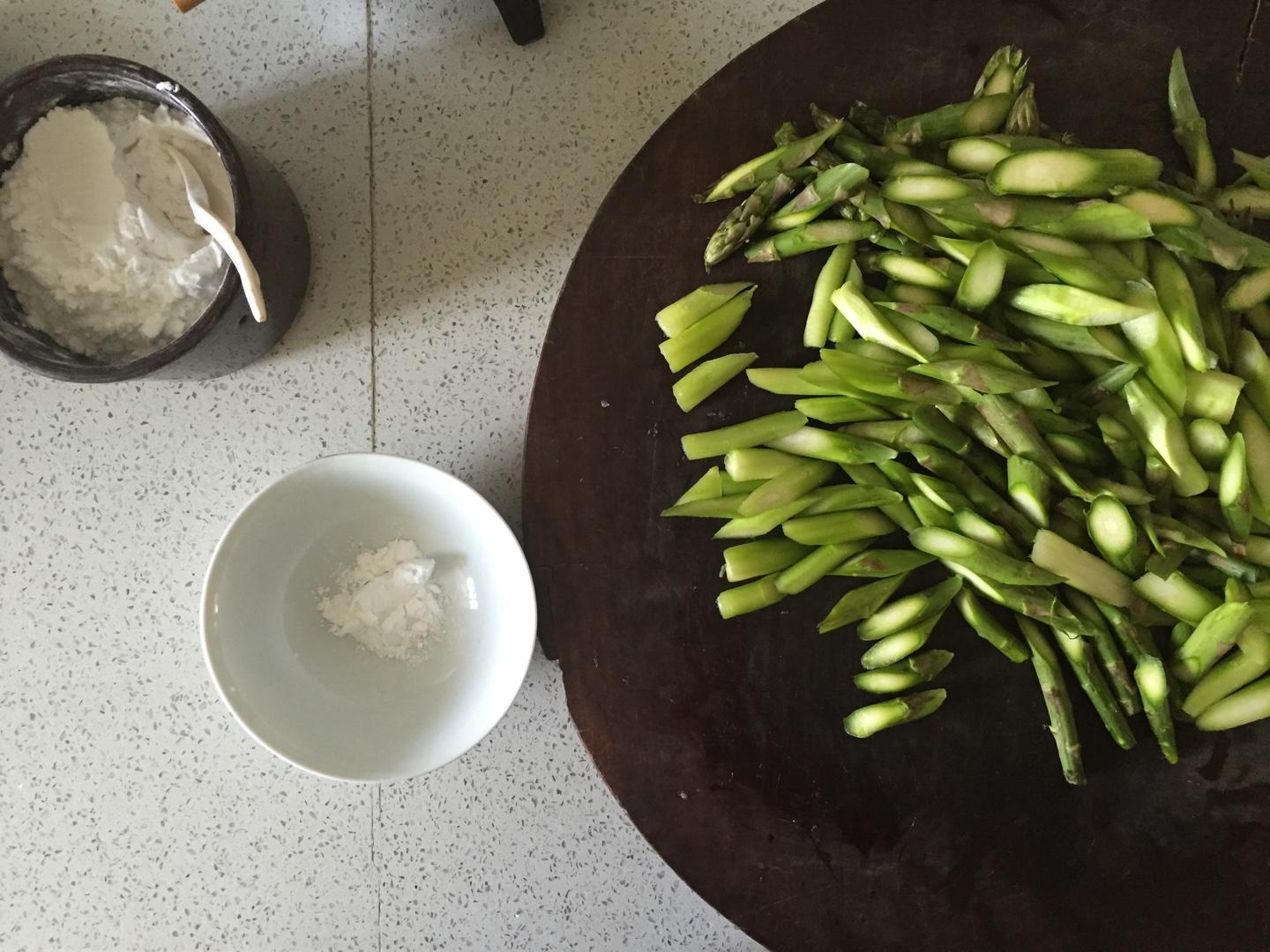入門級簡單小炒素菜--清炒蘆筍的做法 步骤1
