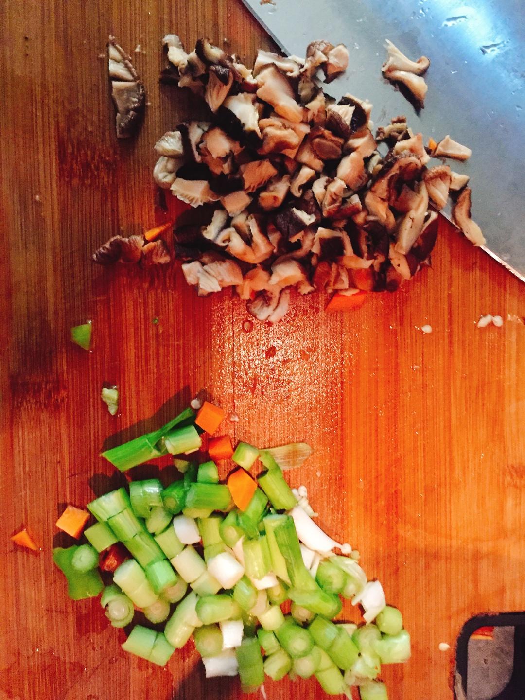 香腸蘑菇丁炒飯的做法 步骤1