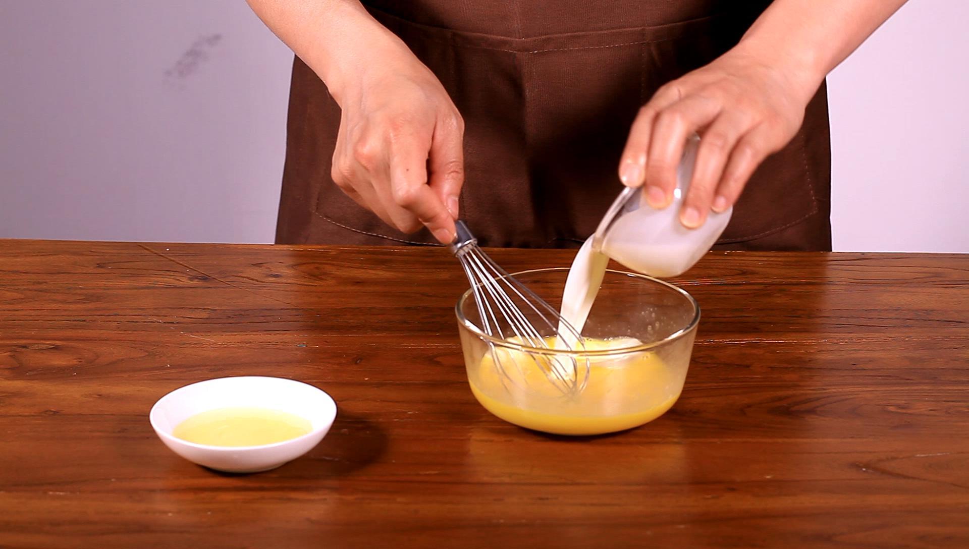 家有平底鍋 就能做的美味甜品—芒果班戟的做法 步骤2